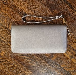 NWOT gray/silver wristlet with gold hardware & zipper
